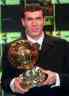 Zidane posando con el balon de oro