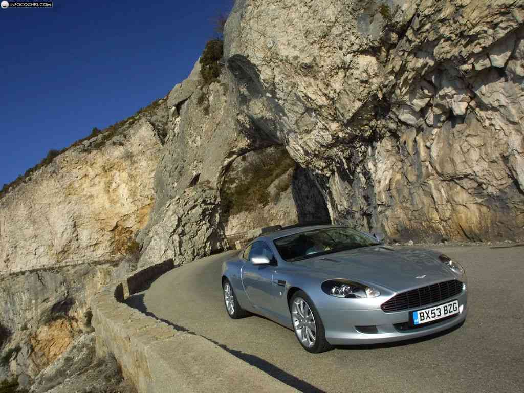 Aston Martin DB9 en las montañas