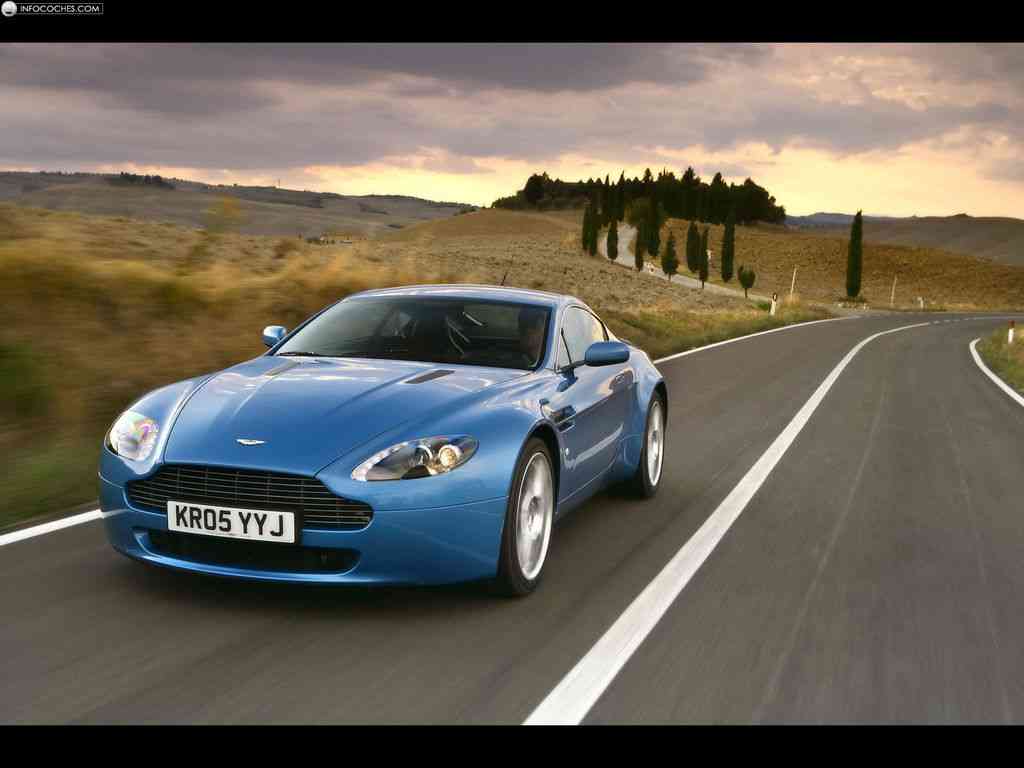 Aston Martin V8 Vantage color azul en carretera
