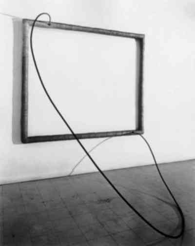 Obra de Eva Hesse (Hang up)