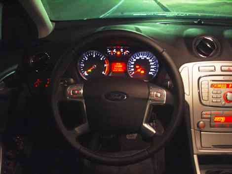 Volante y panel de instrumentos (foto modificada con más brillo)