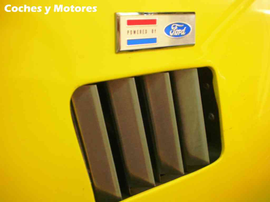 Auto Retro Barcelona: Detalle  respiradero lateral con el anagrama “Powered by Ford”