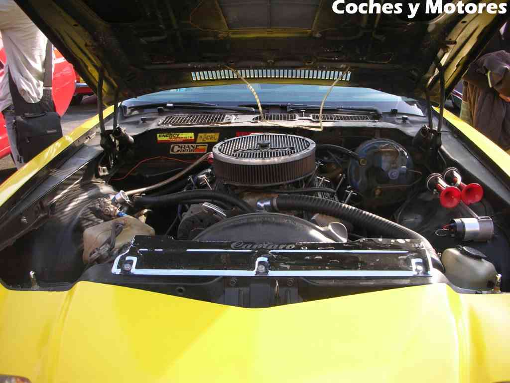Auto Retro Barcelona: Chevrolet Camaro detalle motor