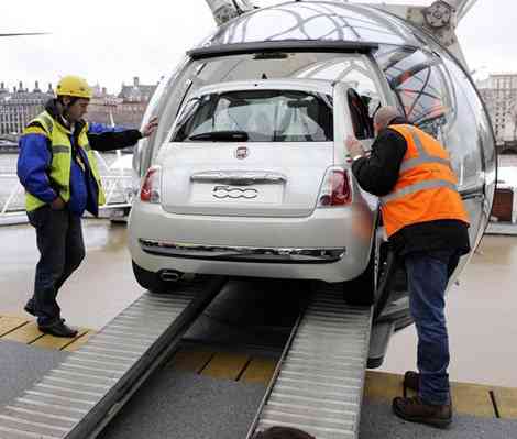 Fiat 500 entrando en el London Eye
