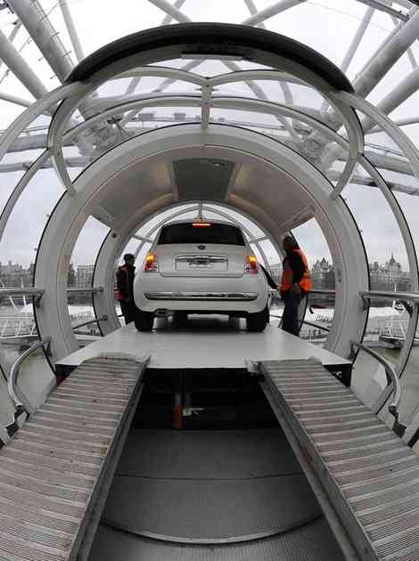 Fiat 500 entrando en el London Eye