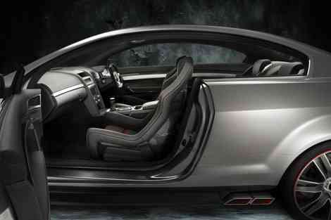Entrando en el interior del Holden Coupe 60…
