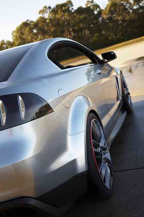 Foto donde se aprecia la ausencia del pilar central B en el imponente Holden Coupe 60