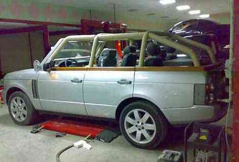 Range Rover gris en el taller donde es convertido a descapotable