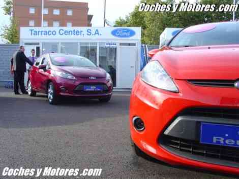 Los faros del Ford Fiesta Trend tienen el fondo oscurecido