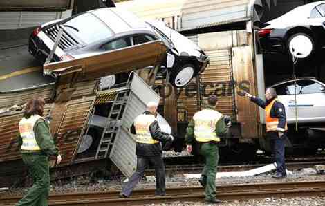 Así quedaron los dos trenes y los coches después del accidente