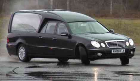 Mercedes Clase E fúnebre: derrape en paz