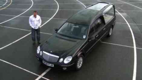 Mercedes Clase E fúnebre, de la iglesia al cementerio en un abrir y cerrar de ojos