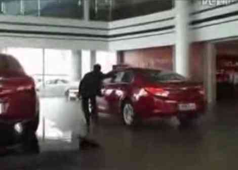 Una mujer se enloquece al ver el Buick Regal