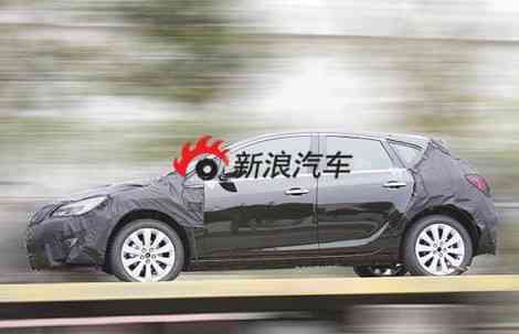 El lateral del Opel Astra 2009, al descubierto