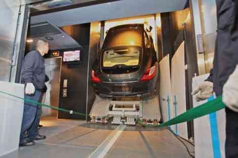 Subiendo el Porsche Panamera en el ascensor
