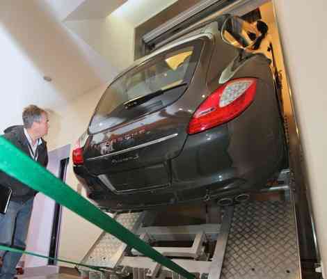 Un verdadero show: subiendo un Panamera en ascensor