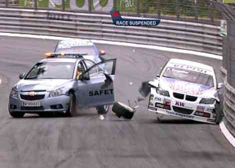 El momento posterior al choque entre el coche de seguridad y el BMW