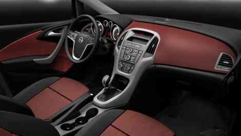 El interior de un Opel Astra 2010 en un acabado básico