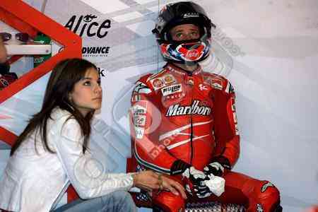 casey-stoner-and-adriana-are-sitting-inside-the-team-box-0000013934