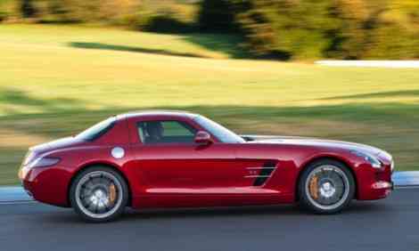El lateral del SLS AMG rememora el 300 SL con detalles como la salida de aire lateral