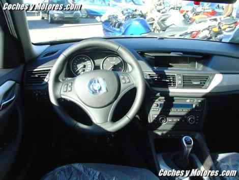 Interior con tonos oscuros en el BMW X1