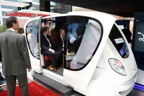La ciudad del futuro con el coche del futuro 12
