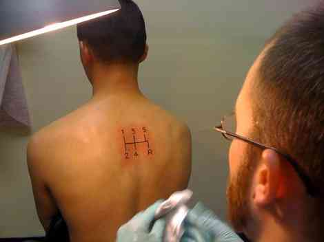 Para la posteridad: cambio manual tatuado en la espalda 8