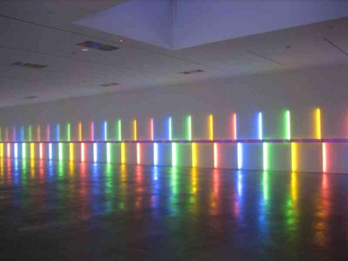 799px-Site-specific_installation_by_Dan_Flavin_1996_Menil_Collection_Houston_Texas