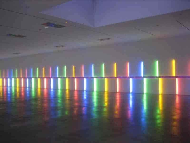 799px-Site-specific_installation_by_Dan_Flavin,_1996,_Menil_Collection,_Houston_Texas Minimal ART 8
