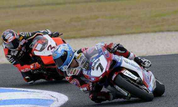 carlos checa abandona el liderato de superbikes