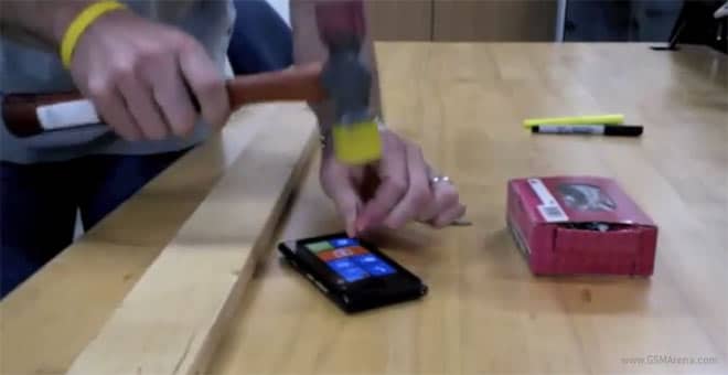 Nokia Lumia 900 pone a prueba su Gorilla Glass 3