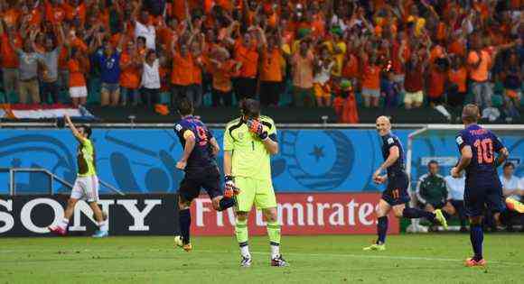 Casillas-lamenta-gol-Holanda