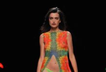El colorido vibrante de la India, los corales, la lava y el Dios del Sol egipcio inspiran la moda 425