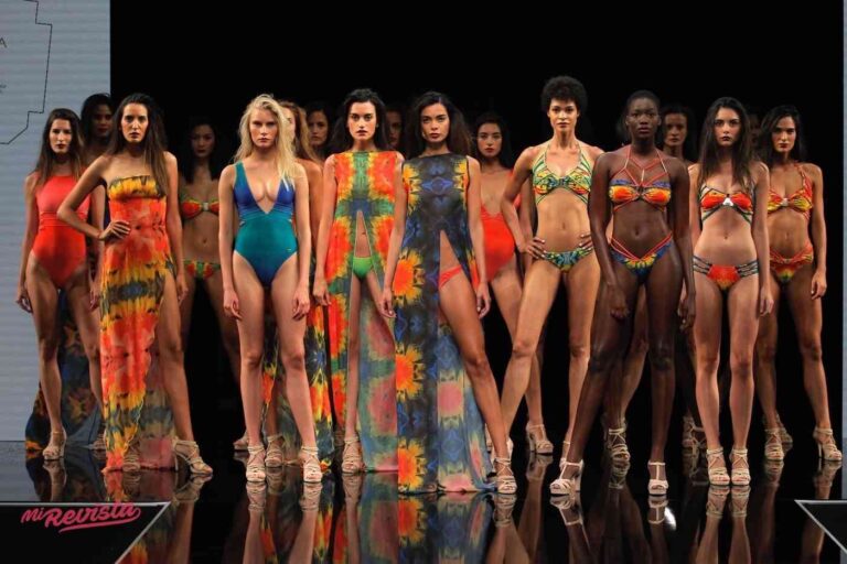 El colorido vibrante de la India, los corales, la lava y el Dios del Sol egipcio inspiran la moda