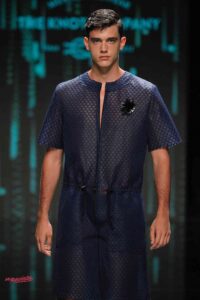 El colorido vibrante de la India, los corales, la lava y el Dios del Sol egipcio inspiran la moda 104