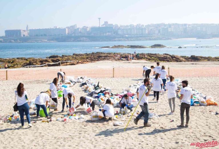 La basura recogida tras la noche de San Juan fue reutilizada para crear una obra de arte