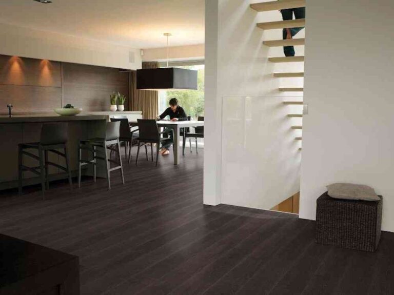 Cómo decorar sin obras un elegante dúplex para «singles» masculinos