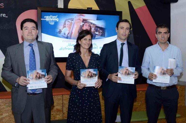 Más del 67% de los jóvenes se distraen con el móvil al volante Más del 67% de los jóvenes se distraen con el móvil al volante