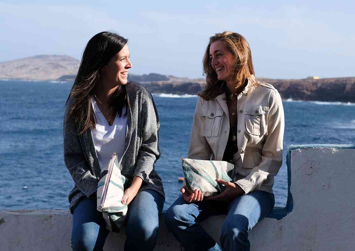 Diseñadoras_ElenaeIsabel La marca Afortunadas y la artista Elena Ardanaz mezclan su arte en una nueva línea de bolsos 1