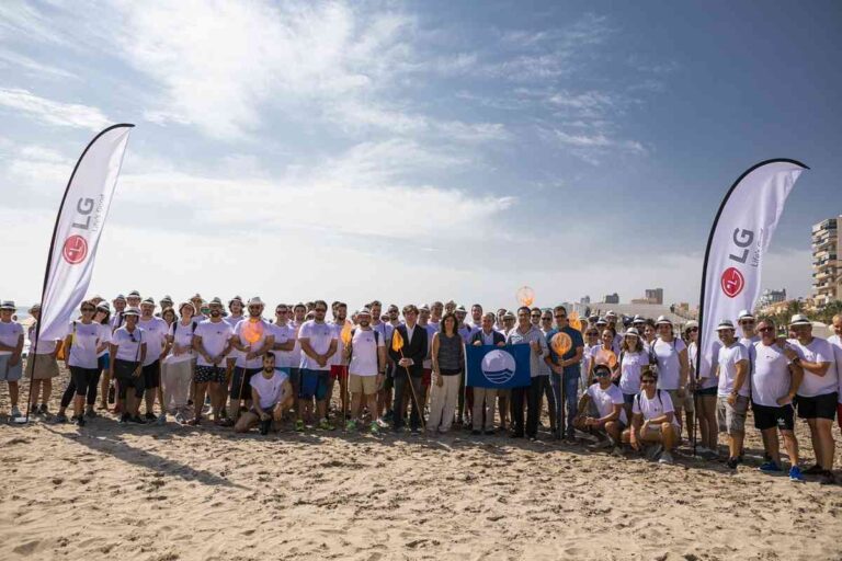 LG Iberia limpia la costa y el fondo marino mediterráneo
