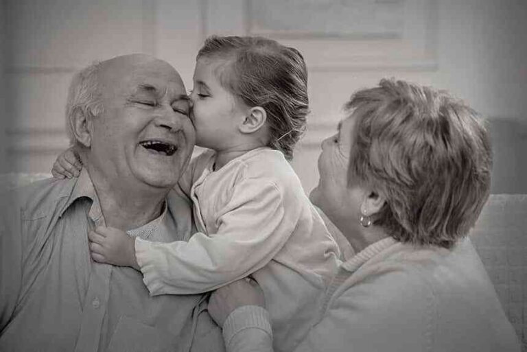 Estar con los abuelos está entre las tres cosas que hacen más felices a los niños y una de las que más extrañan Estar con los abuelos está entre las tres cosas que hacen más felices a los niños y una de las que más extrañan