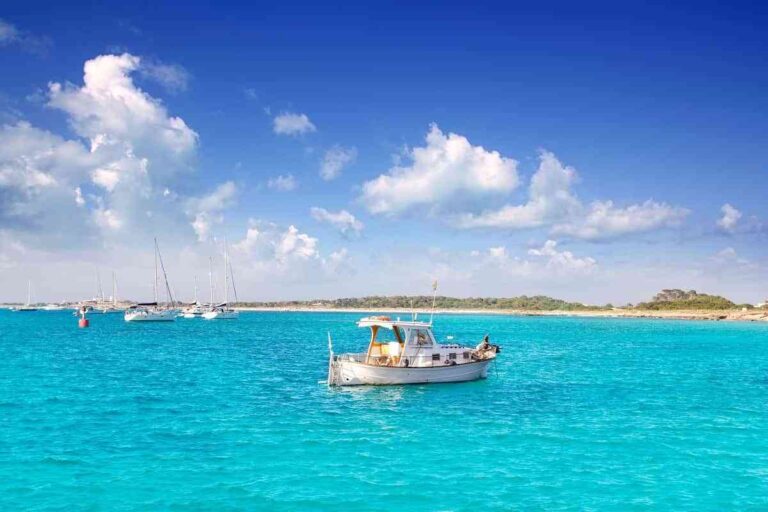4 motivos por los que alquilar una embarcación si vas a visitar Formentera
