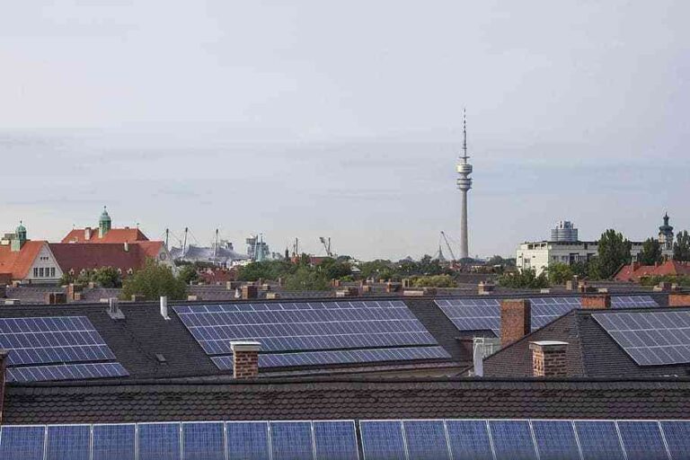 Placas solares para ahorrar electricidad en hogares y empresas