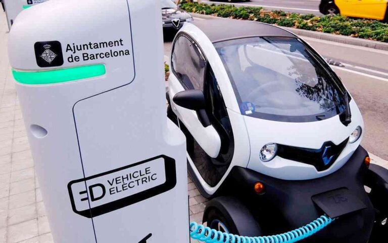 La combinación de puntos de recargar para vehículos eléctricos públicos y privados será esencial para el crecimiento del sector en España