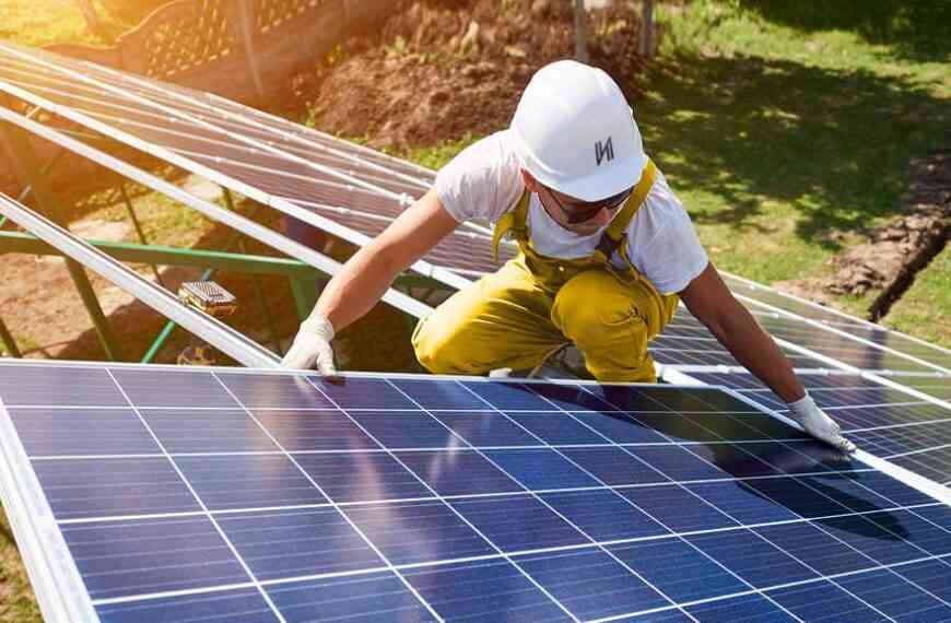 Cada vivienda pierde más de 500 euros al año por los retrasos en la puesta en marcha de instalaciones fotovoltaicas colectivas