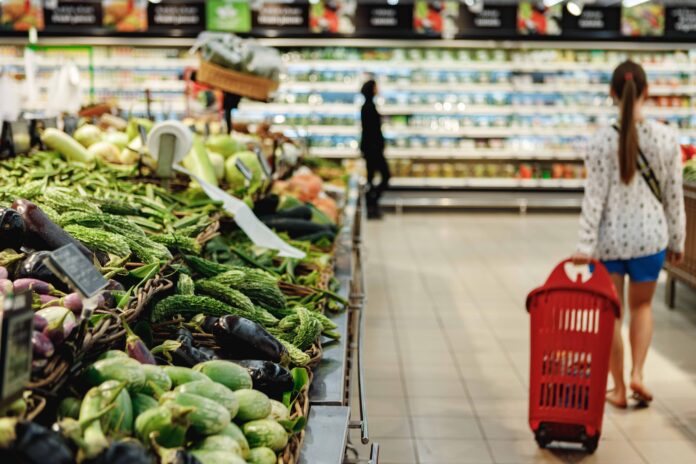 Los españoles priorizan frutas y verduras en su cesta de la compra y reducen la presencia de procesados y bollería