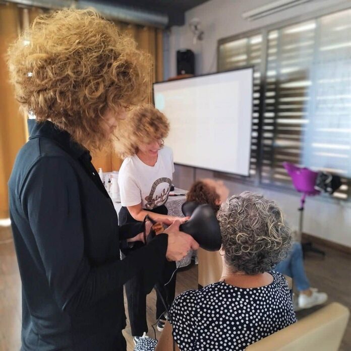 La academia de peluquería especializada en rizos Lino Curly, dedicada al cuidado y atención de las diferentes texturas del cabello rizado
