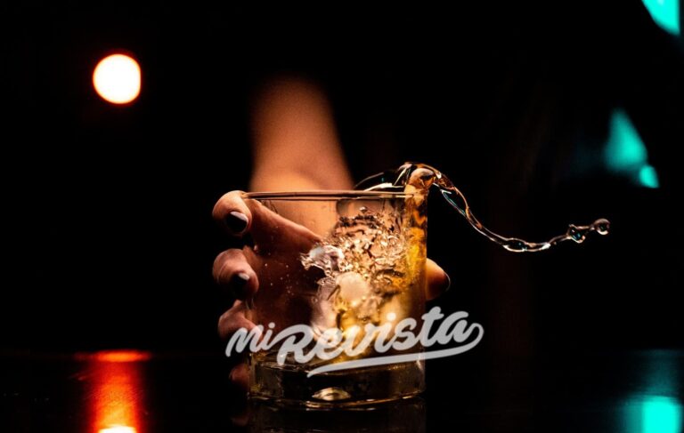 Desmintiendo el mito: Una copita antes de dormir más bien podría quitarte el sueño