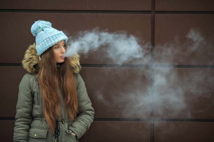 Especialistas de la Fundación Jiménez Díaz advierten que el uso de vapeadores abre la puerta al tabaquismo entre los adolescentes