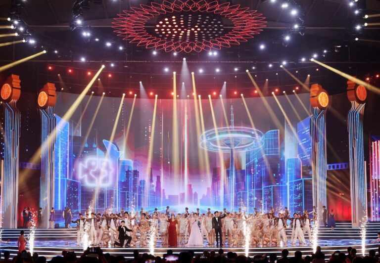 La ceremonia de clausura de la primera Semana de Cine de Comedia de China (Shenyang) y del Festival de Cine de Comedia se celebró